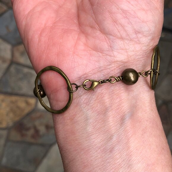 Hammered circle rings bracelet in antique bronze - Picture 2 of 5